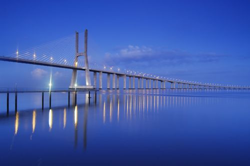 Schemering bij de Ponte Vasco da Gama