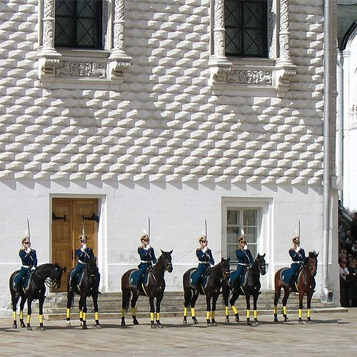 Bereden wachters voor het Facettenpaleis