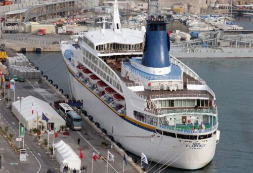 Schip in de haven van Nice