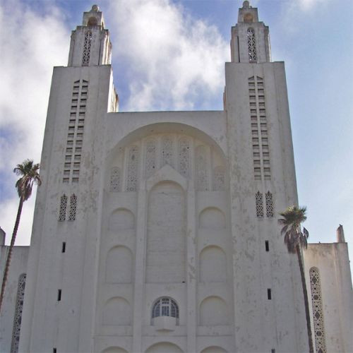 Vooraanzicht van de Cathédrale Sacré-Coeur