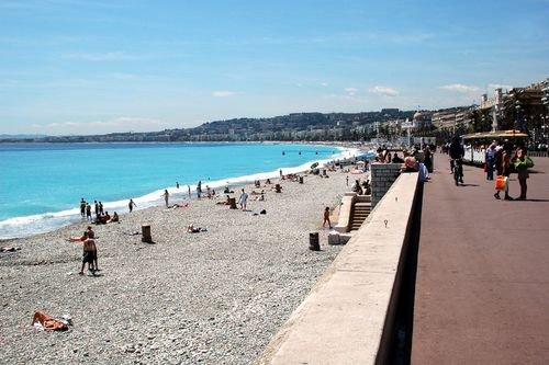 Toeristen aan de Promenade des Anglais