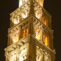 Toren bij nacht