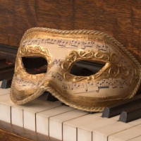 Masker op een piano